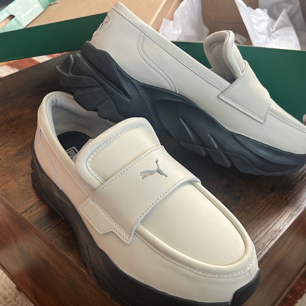 Brand new, never worn, women’s “LOAFYR”.
Puma Color: Alpine snow-puma black.